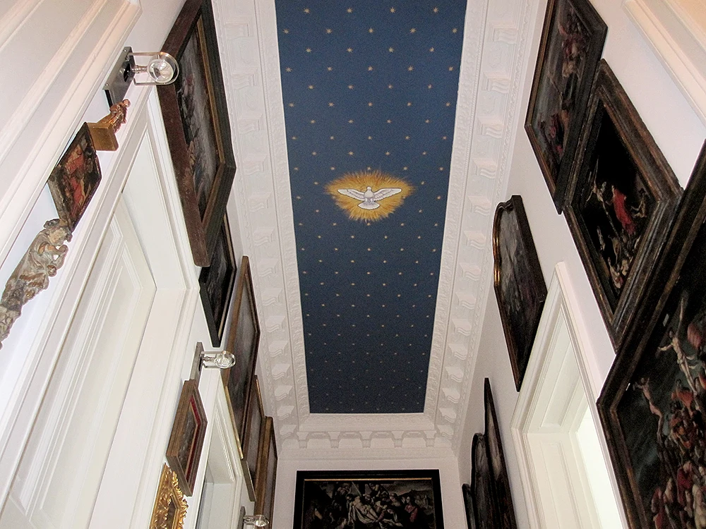 Die Kirchenmalerei (sakrale Malerei), als Teil der bildenden Kunst, ist dem Christentum verpflichtet und ungefähr um 200 in den römischen Katakomben entstanden.