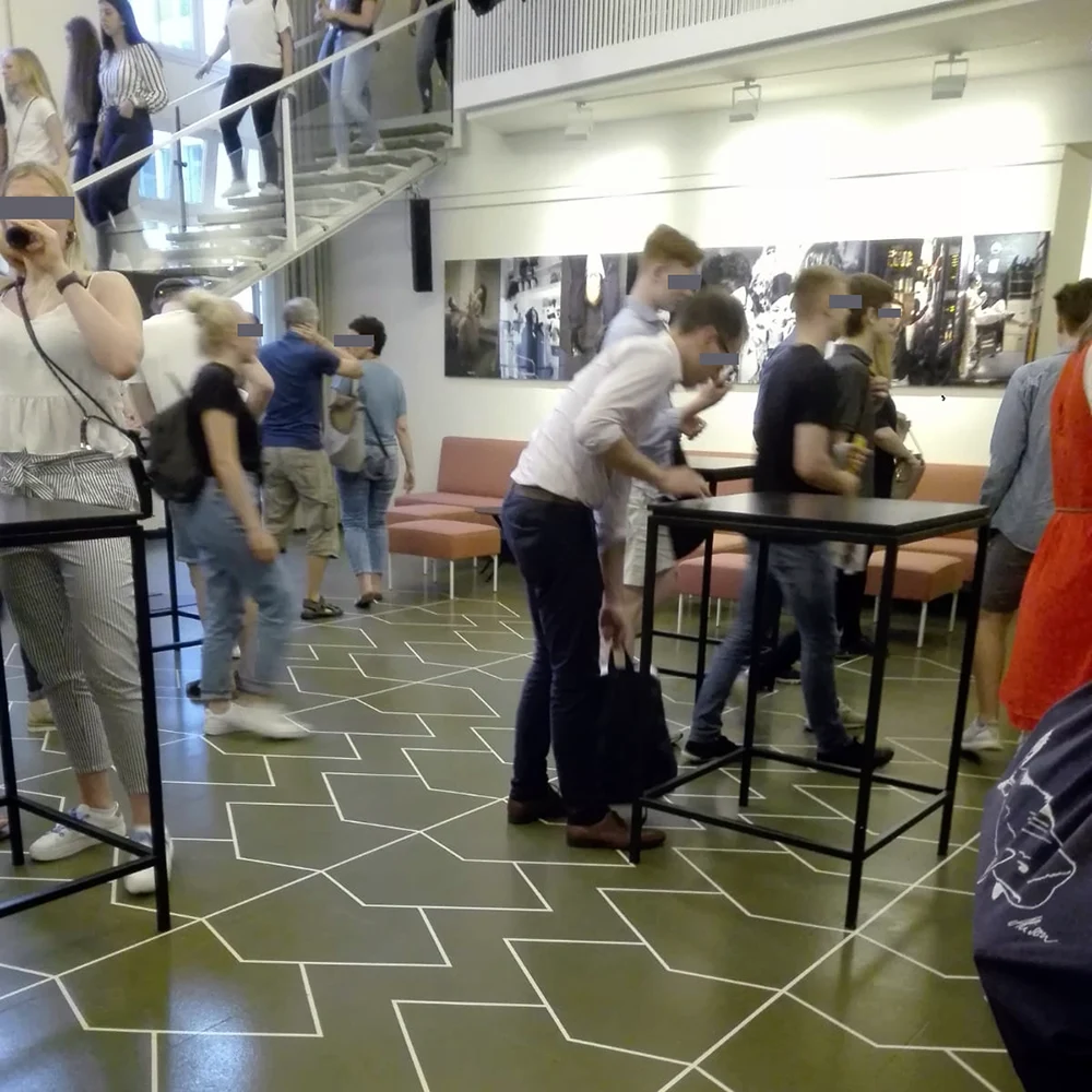 Fußbodenmalerei im Unternehmen Thalia-Theater Hamburg, während einer Aufführung