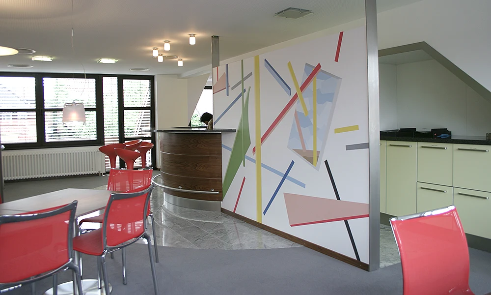 Wandbemalung mit konstruktivistischer Malerei in einer Sparkasse