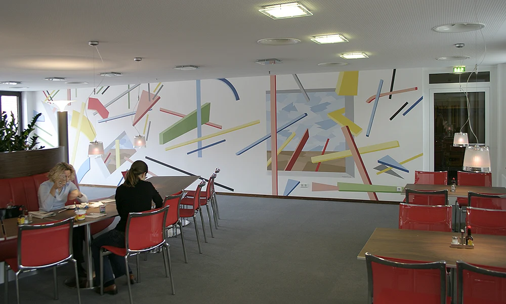 Wandbemalung mit konstruktivistischer Malerei in einer Sparkasse