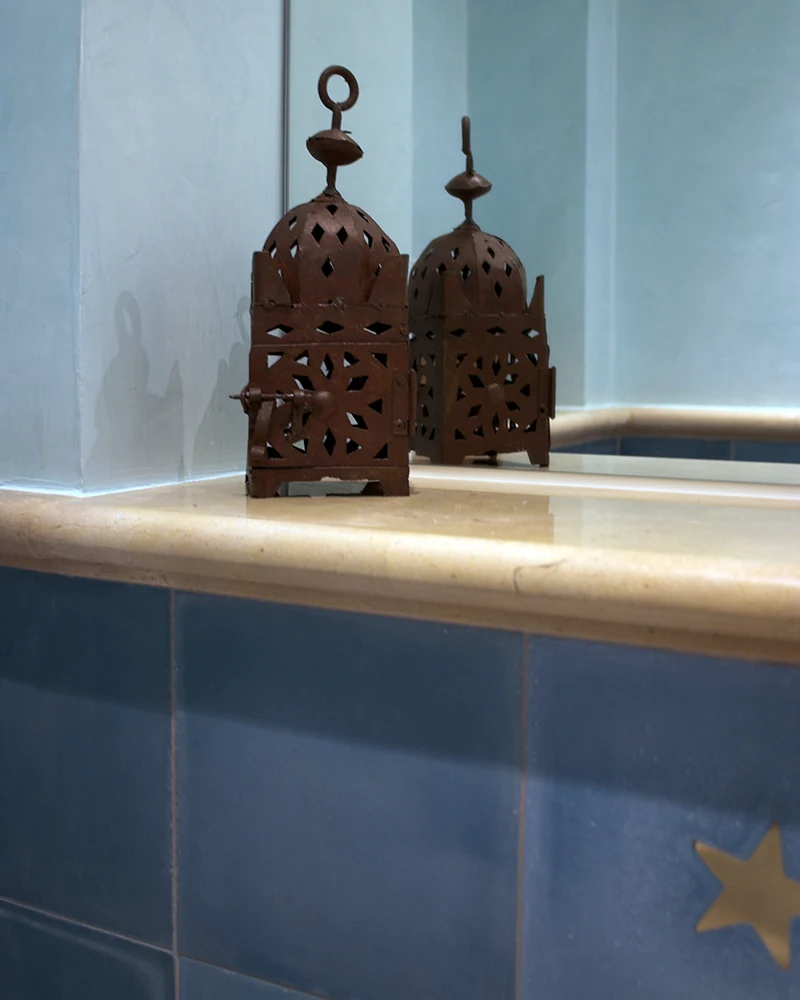 Wandmalerei in Bad und Wellness im marokkanischen Stil - Stucco Veneziano und typische Lampen