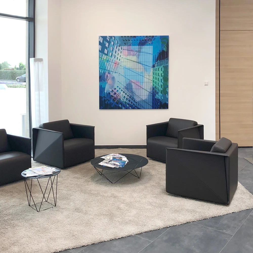 Wandgestaltung mit einem Gemälde in einem Wartebereich