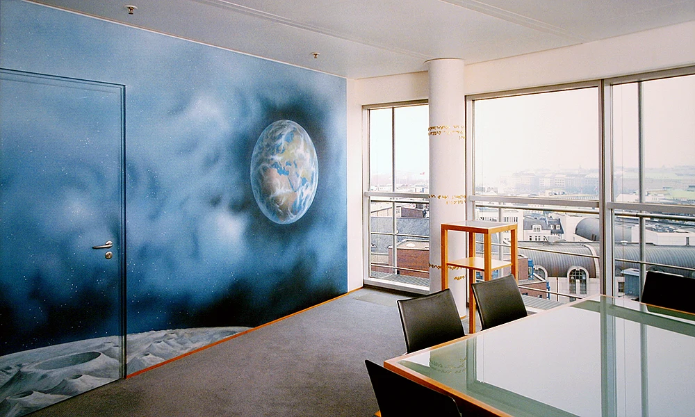 Wandkunst in einem Büro - Blick auf die Erde vom Mond aus