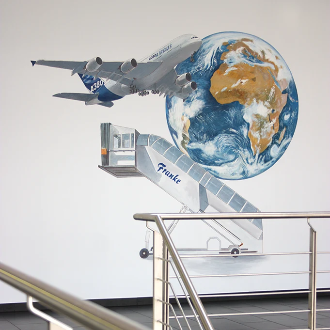 Wandmalerei mit Airbus, Erdkugel und Flugzeugtreppe im Foyer der FRANKE ENGINEERING GMBH