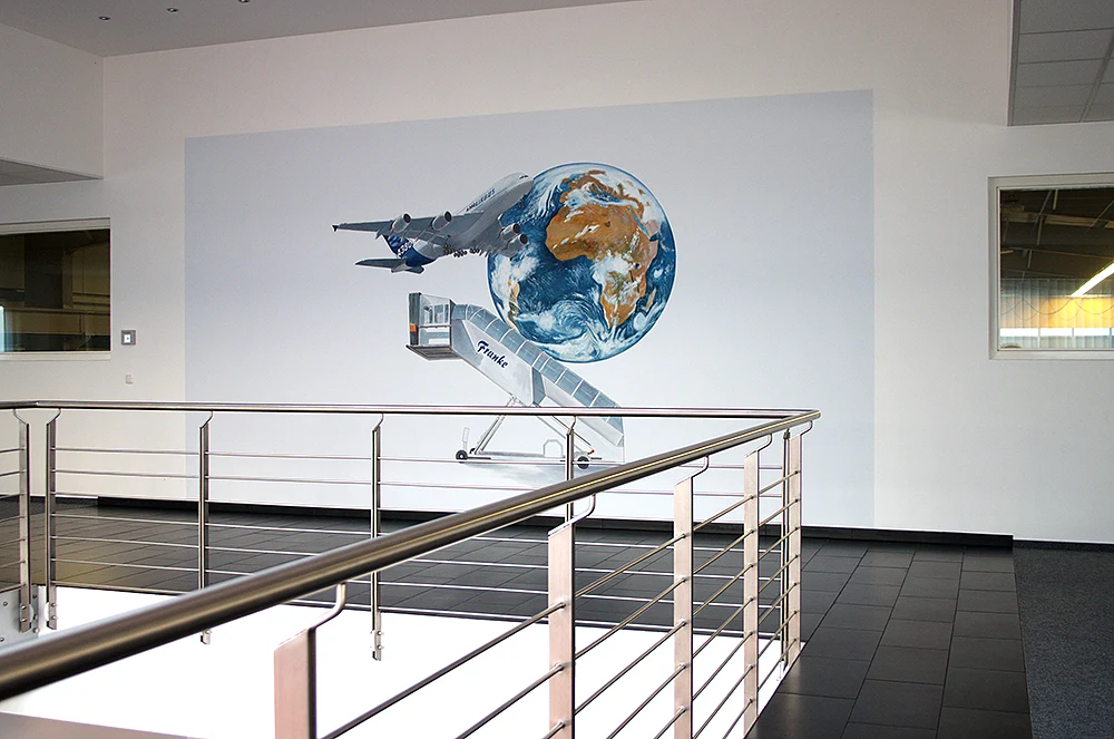 Seit der industriellen Revolution hat die Kunst ihren festen Platz in Unternehmen aller Art. Immer stärker wird so genannte Firmenkunst bzw. Unternehmenskunst in ihre Tätigkeitsbereiche integriert - nicht zuletzt auch mit der Absicht, sich von der Konkurrenz anzuheben.