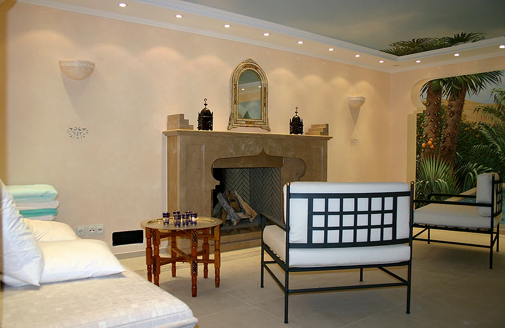 Wandmalerei in Bad und Wellness im marokkanischen Stil und optisch eingebundener Kamin.