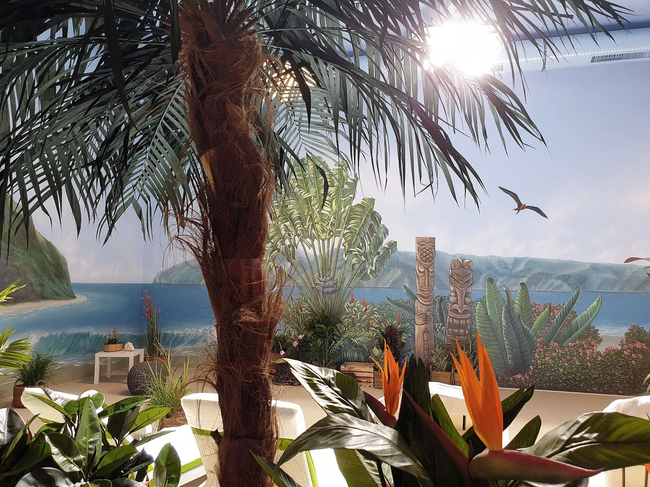 Vorbild für diese Wandmalerei und Illusionsmalerei waren Sujets von Maui. Dem Unternehmen Nutzwedel Sonnentherapiezentrum kam es mit dieser künstlerischen Wandgestaltung darauf an, für den Betrachter mit warmen Farben viel optische Weite zu erzeugen.