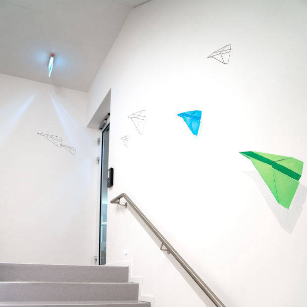 Wandgestaltung des 5-stöckigen Treppenhauses durch den Künstler Uwe J. Fehrmann.