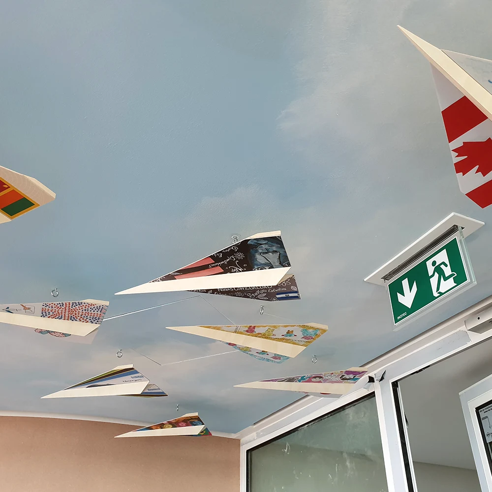 Gemalter Himmel und gebaute Flieger in der Kantine