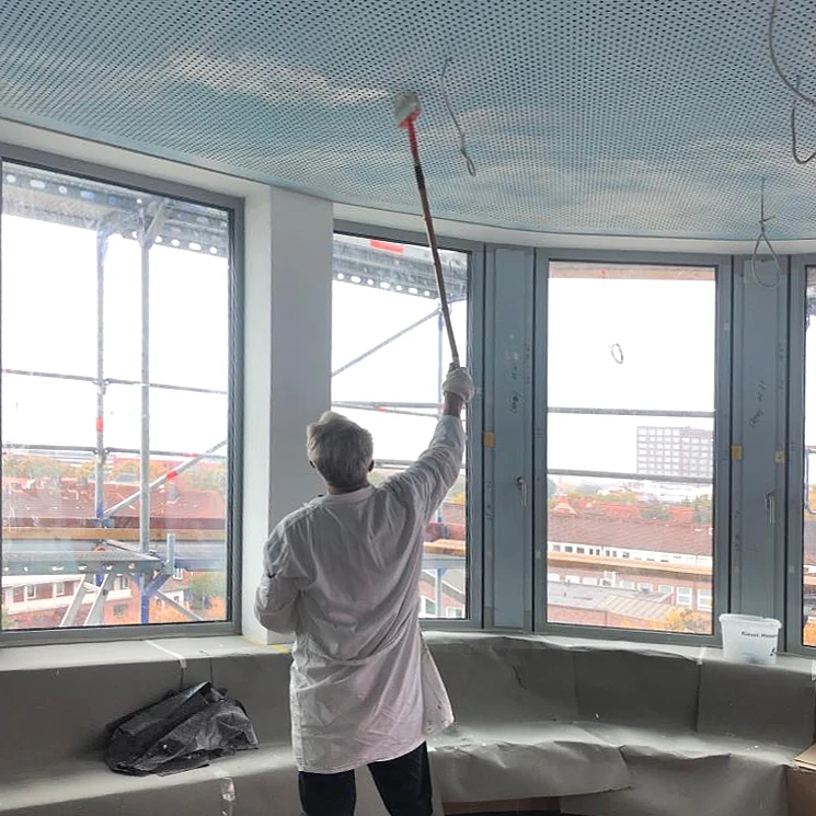 Wandmaler Uwe J. Fehrmann mallt einen Himmel