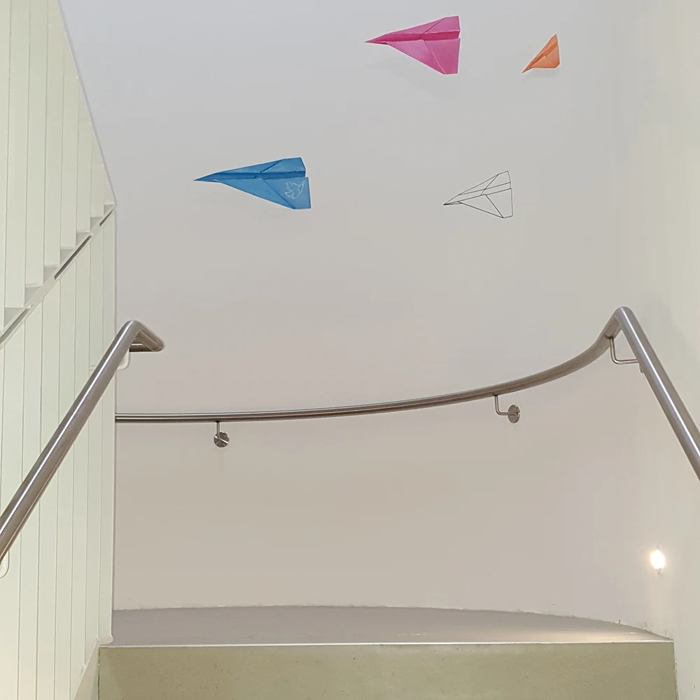Wandmalerei im Treppenhaus der Stiftung Plan International