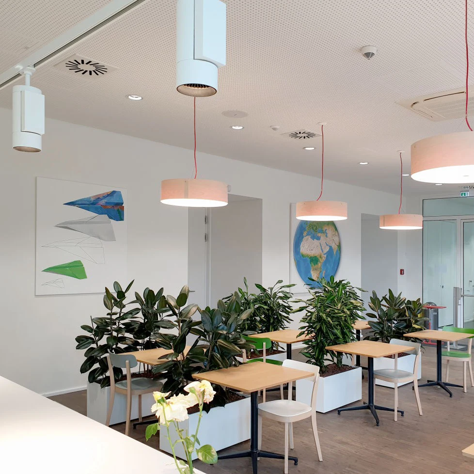 Wandmalerei im Unternehmen, in der Firma | Plan International Deutschland e.V. | Origami - Flieger des Friedens im Speisesaal Malerei: Uwe Fehrmann